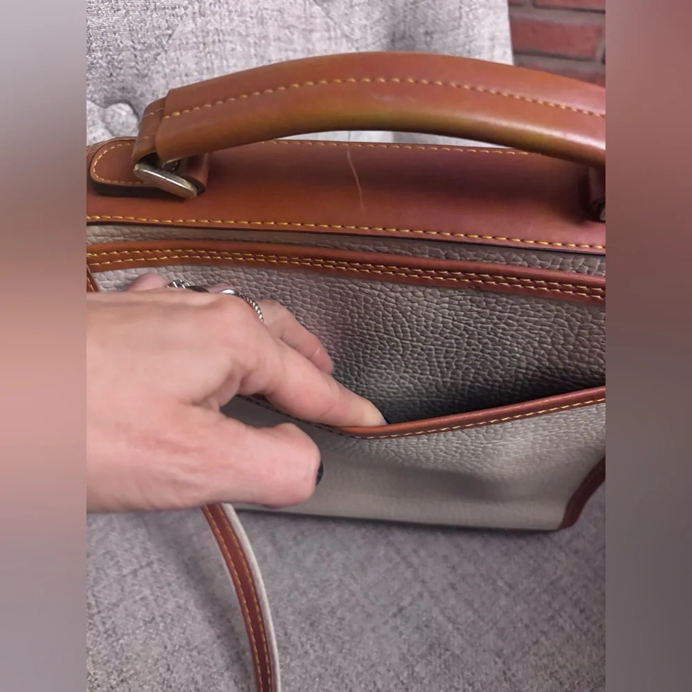 Vintage Dooney & Bourke all  weather leather  crossbody Bag🤩